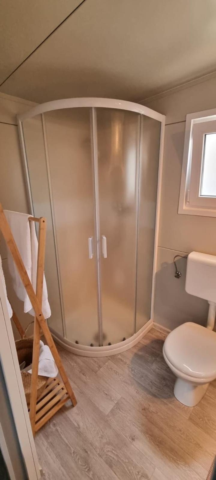 Rasin Mobile Homes Pakostane Bagian luar foto